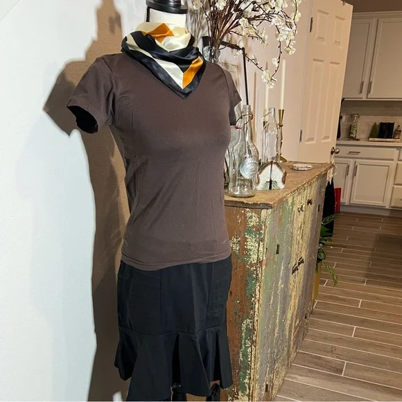 Women’s short sleeved shirt, size small/medium. - Picture 2 of 6